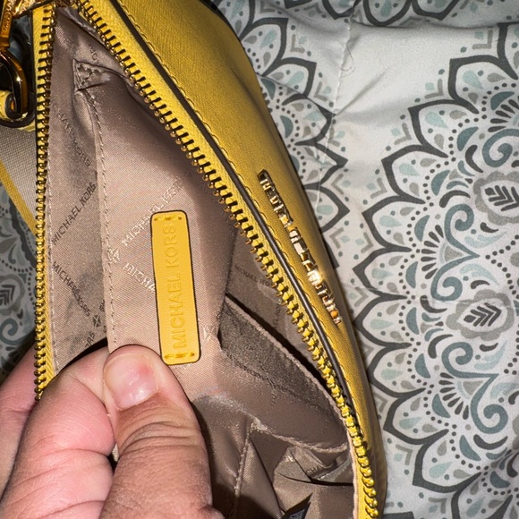 Michael Kors Jet Set Travel Small Crossbody Bag Tech Attached MK Signature/solid - Picture 4 of 7